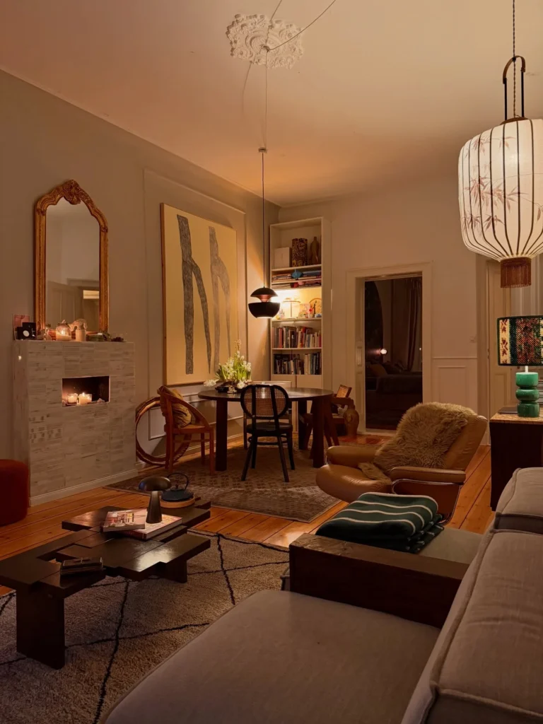 Vintage Open Plan Layout With Fireplace and Dining Corner